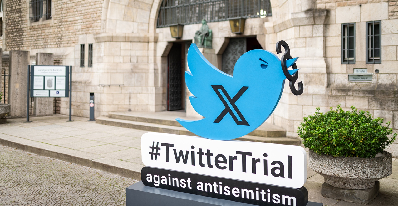 Aufsteller Twitter-Vogel (X) mit der Aufschrift "#TwitterTrial against antisemitism" vor dem Landgericht Berlin