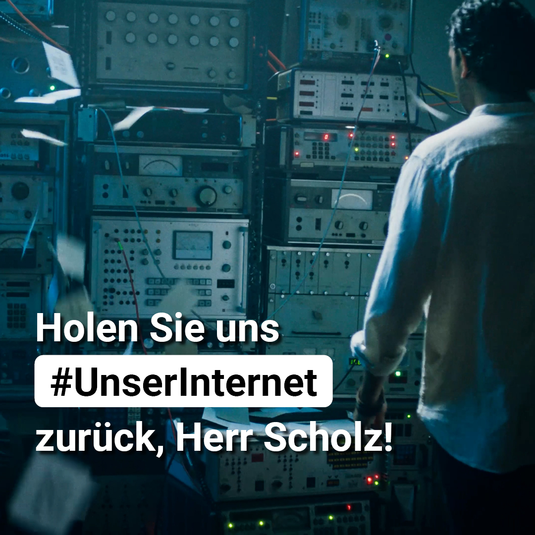 Beitrags-Vorschaubild für die Kampagne #UnserInternet. Zu sehen ist ein Mann vor vielen Geräten sowie die Headline "Holen Sie uns #UnserInternet zurück, Herr Scholz!"