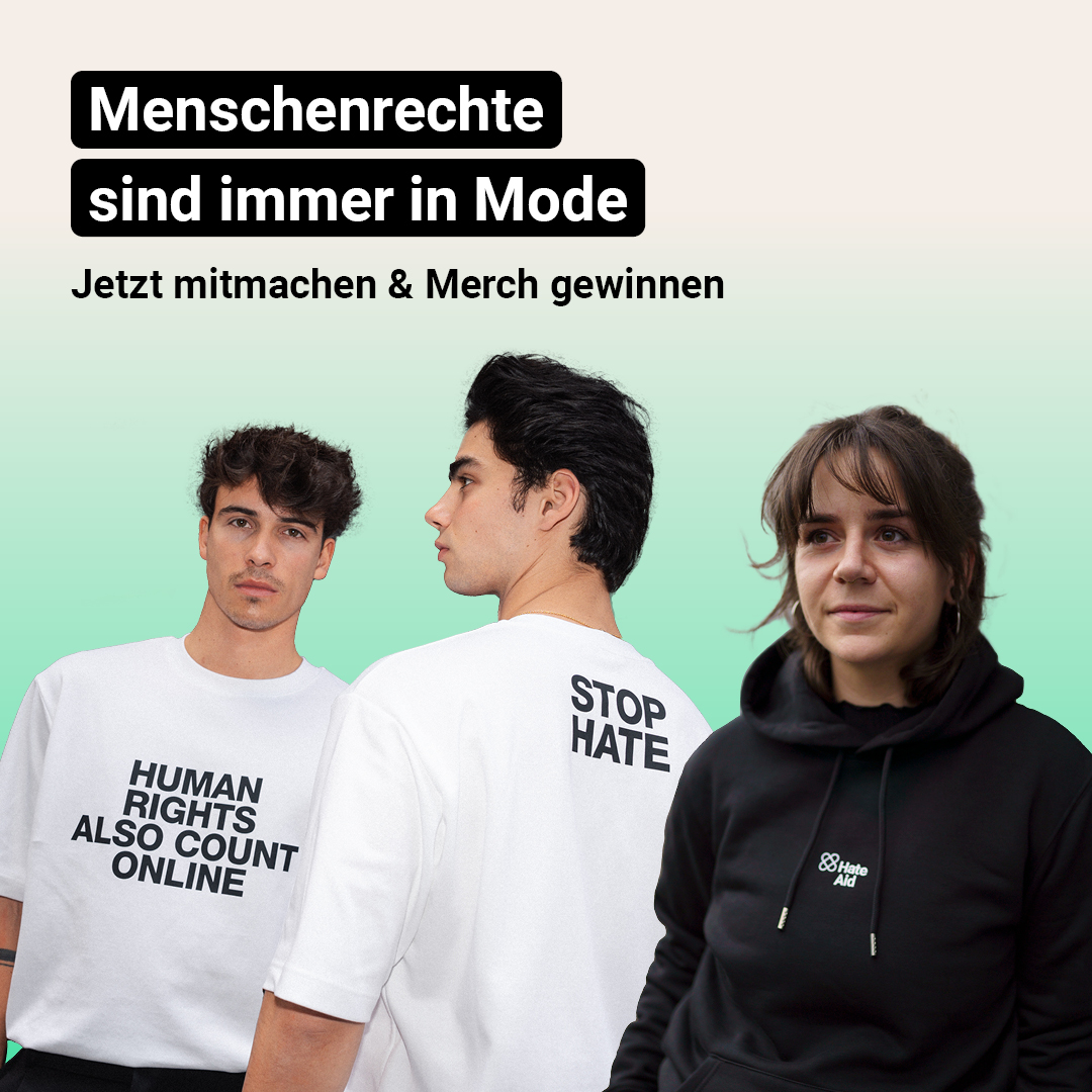 Auf der Grafik steht: Menschenrechte sind immer in Mode. Jetzt mitmachen und Merch gewinnen. Darunter sind drei Personen zu sehen. Zwei Personen tragen ein weißes T-Shirt mit dem Aufdruck „Human rights also count online" auf der Vorderseite und „Stop Hate" auf dem Rücken. Die rechte der drei Personen trägt einen schwarzen Hoodie mit einem kleinen HateAid-Logo auf der Brust. 