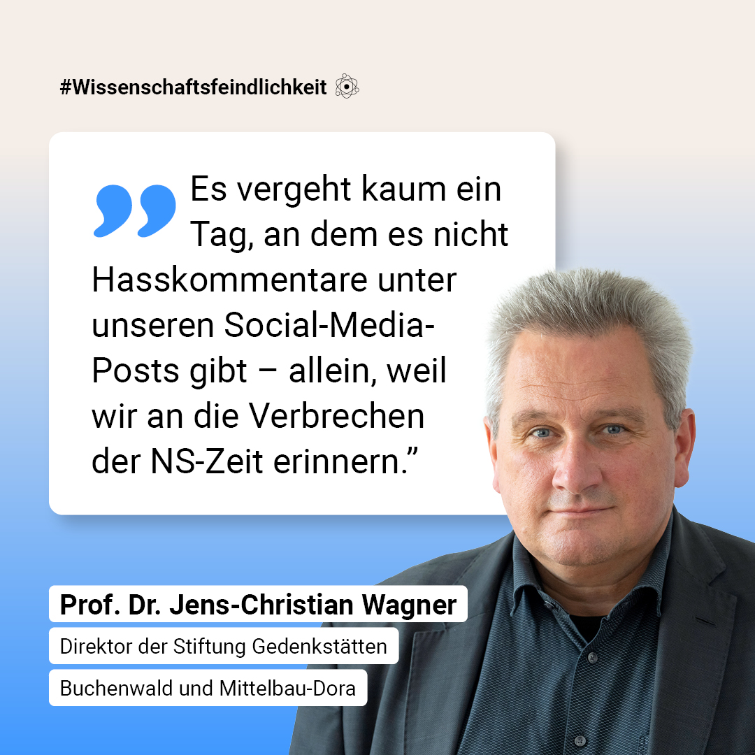 Zitatpost mit Text: „Im Grunde vergeht kaum ein Tag, an dem es nicht Hasskommentare unter unseren Social-Media-Posts gibt – allein, weil wir an die Verbrechen der NS-Zeit erinnern.” und Foto von Prof. Dr. Jens-Christian Wagner, Direktor der Stiftung Gedenkstätten Buchenwald und Mittelbau-Dora.