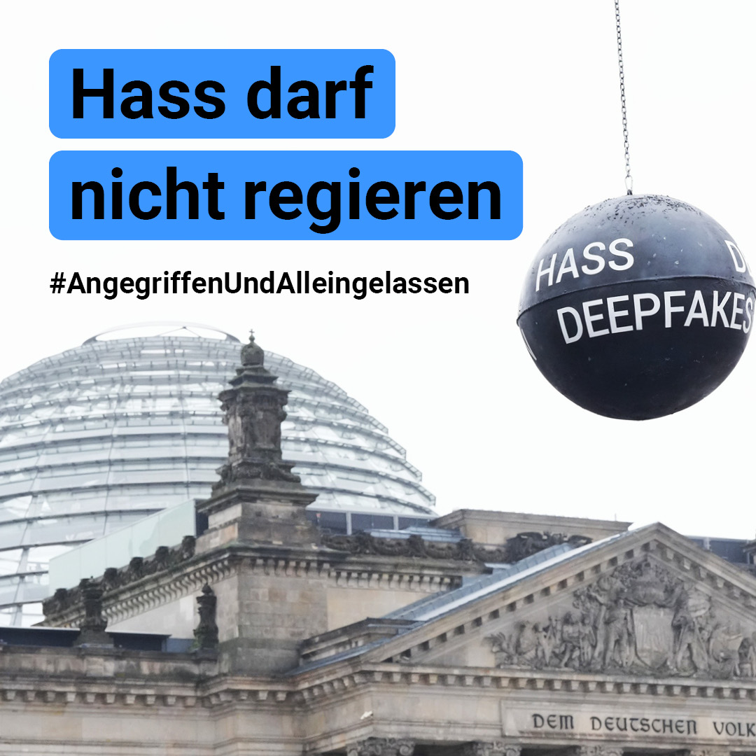 Bild von Abrissbirne mit Text "Hass, Deepfakes" vor dem Bundestag. Darüber der Text "Hass darf nicht regieren. #AngegriffenUndAlleingelassen"