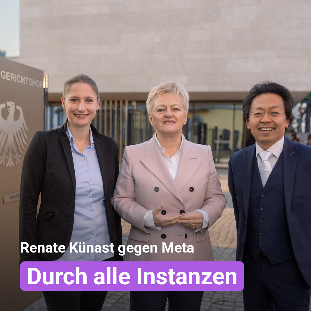 Auf dem Foto sind Josephine Ballon, Geschäftsführerin von HateAid, (links) und Chan-jo Jun, Rechtsanwalt, (rechts) vor dem Bundesgerichtshof in Karlsruhe. In der Mitte: Renate Künast, Bundestagsabgeordnete und HateAid-Klientin. Auf dem Foto steht die Überschrift: Renate Künast gegen Meta. Durch alle Instanzen.