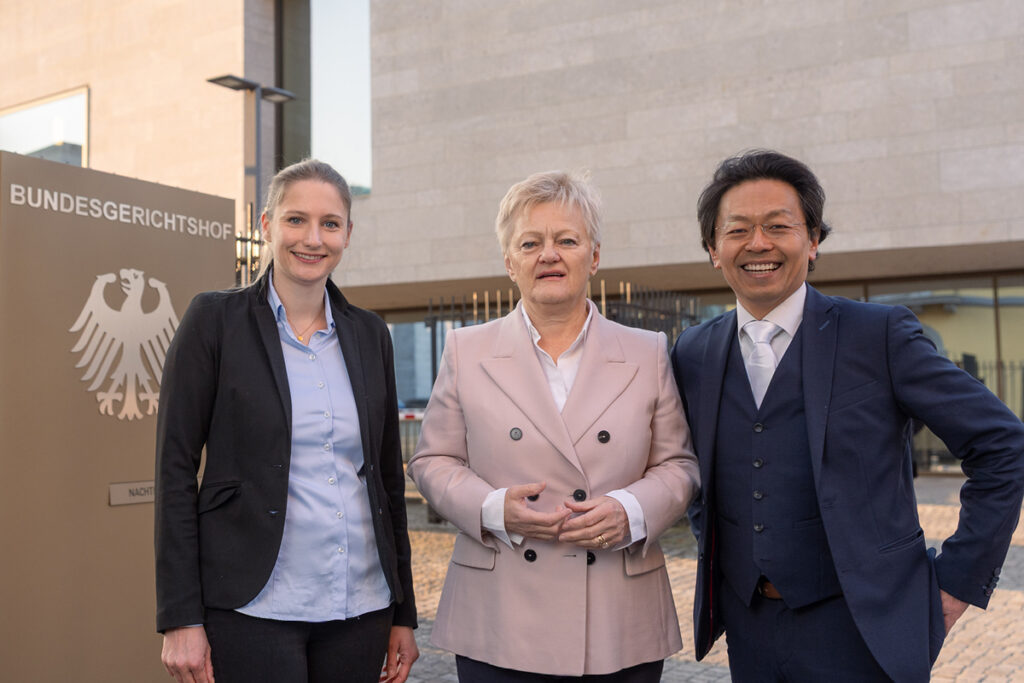 Gruppenfoto von Josephine Ballon, Renate Künast und Chan-jo Jun (von links nach rechts) vor dem Bundesgerichtshof.