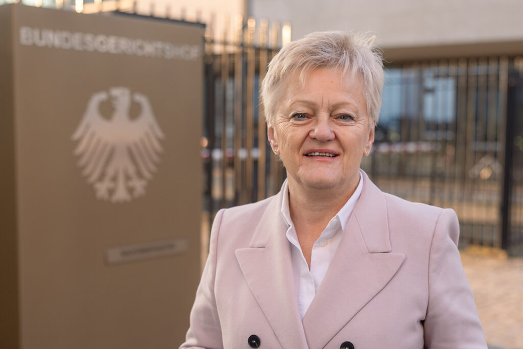 Portrait-Foto von Renate Künast vor dem Bundesgerichtshof