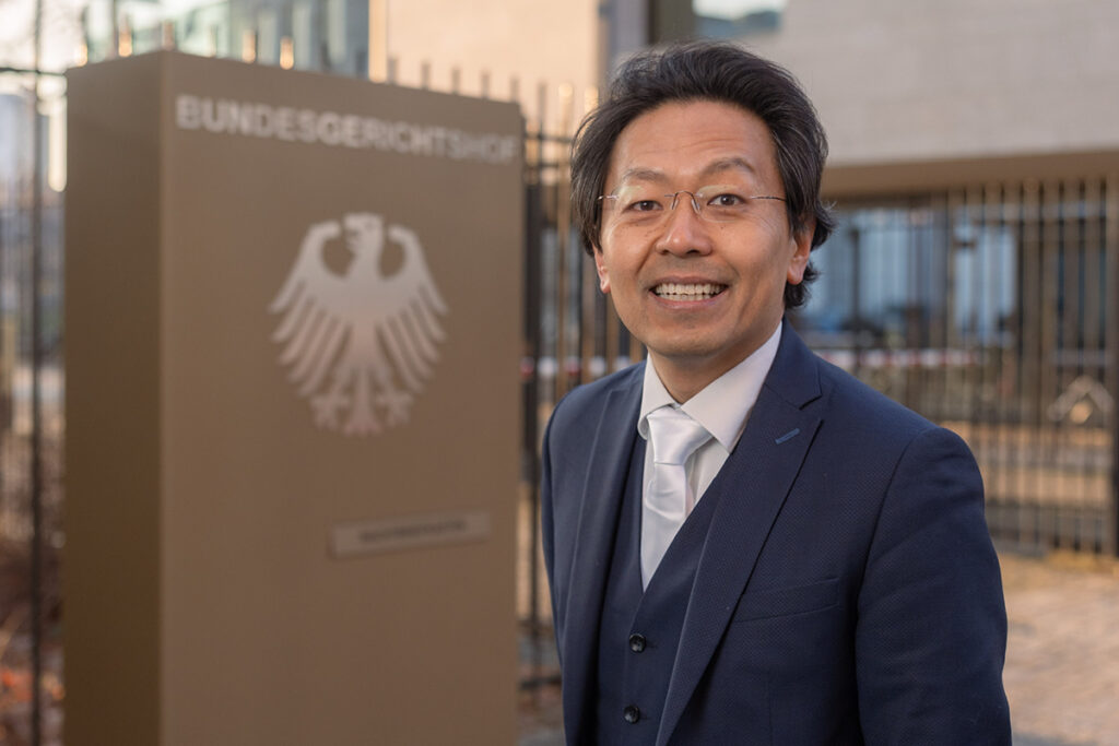 Portrait-Foto von Chan-jo Jun vor dem Bundesgerichtshof.