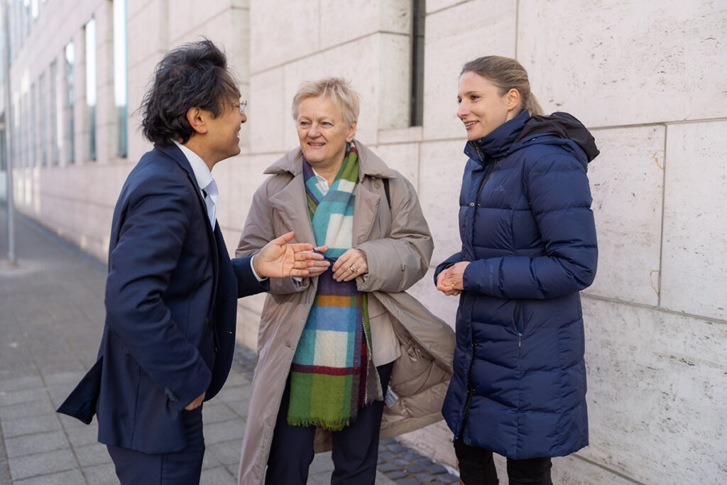 Gruppenfoto von Chan-jo Jun, Renate Künast und Josephine Ballon (von links nach rechts) im Gespräch.