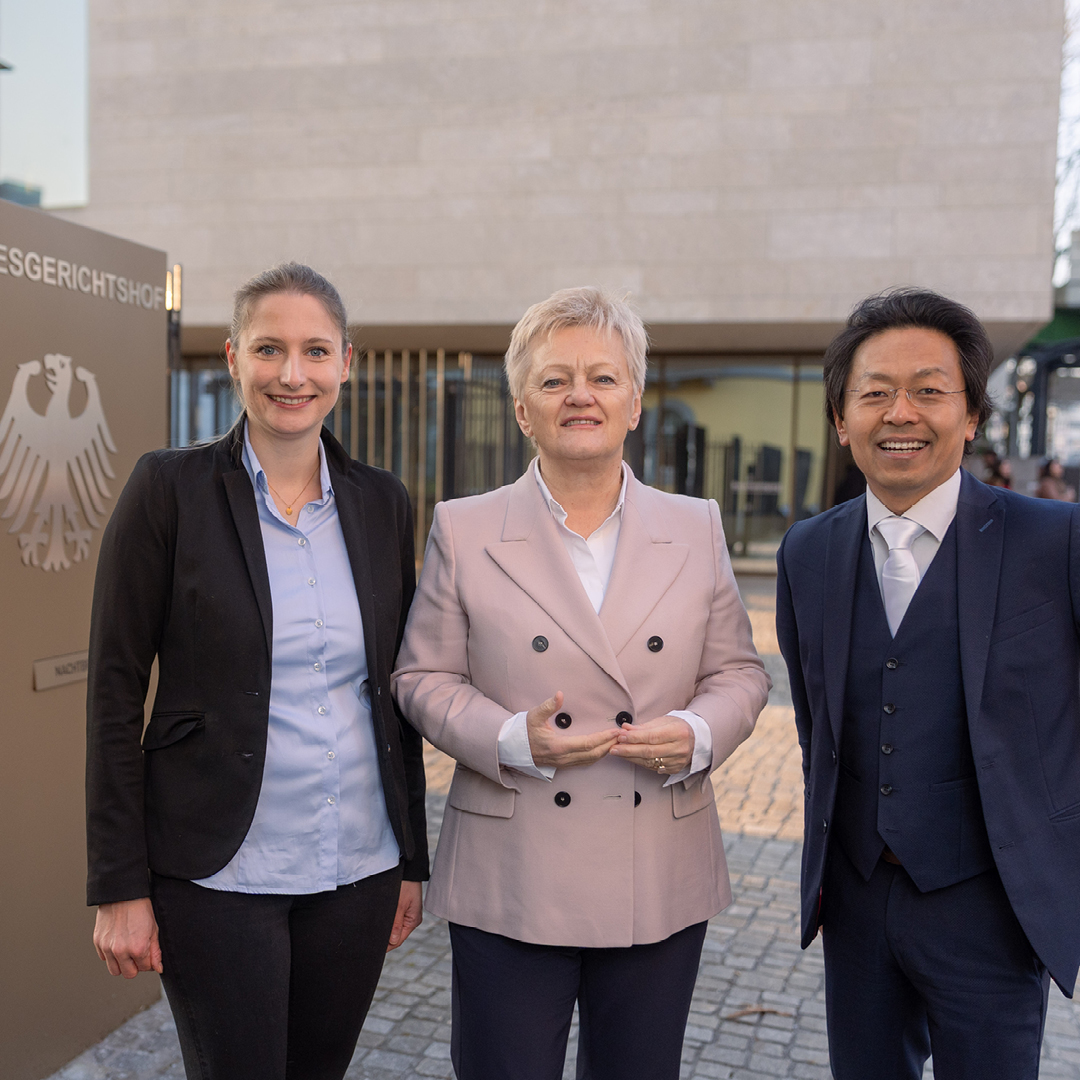 Gruppenfoto von Josephine Ballon, Renate Künast und Chan-jo Jun (von links nach rechts) vor dem Bundesgerichtshof in Karlsruhe.