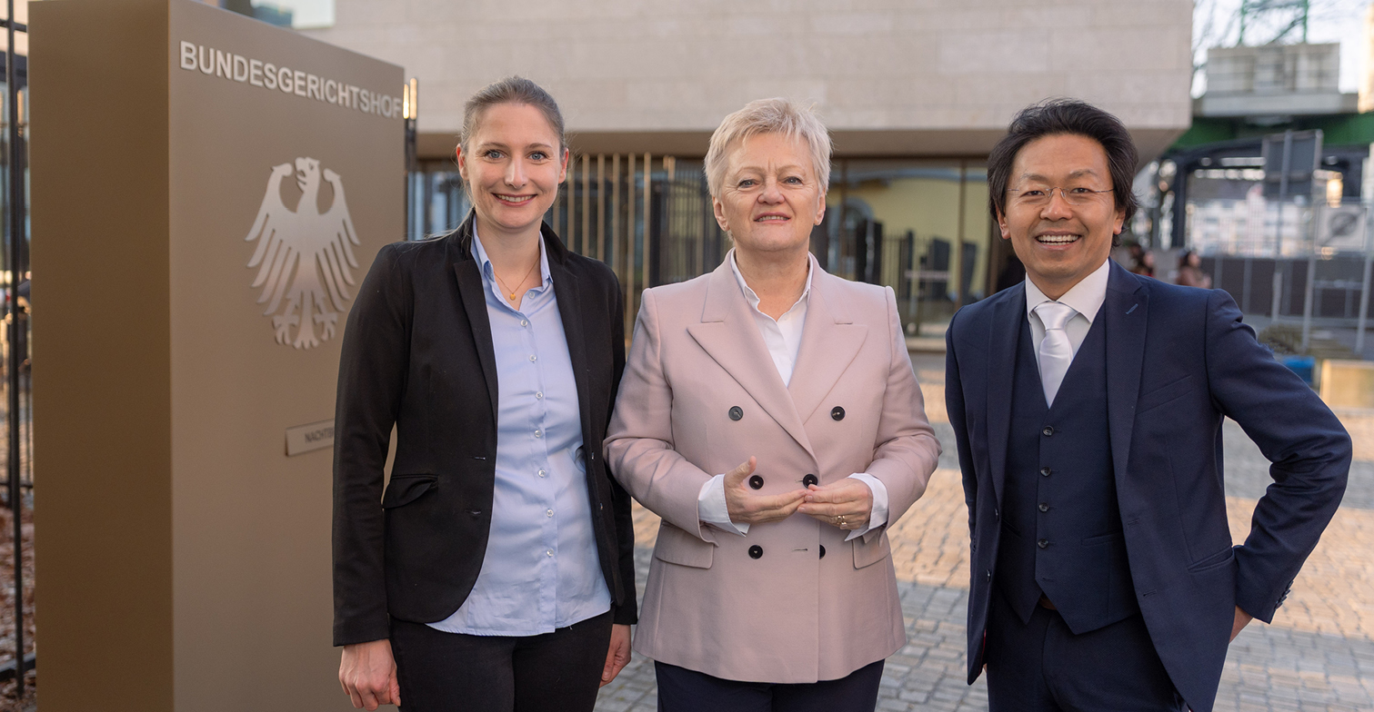 Gruppenfoto von Josephine Ballon, Renate Künast und Chan-jo Jun (von links nach rechts) vor dem Bundesgerichtshof in Karlsruhe.