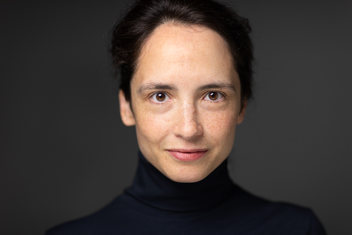 Portrait-Foto von Prof. Dr. Pauline Endres de Oliveira. Copyright: Caroline Wimmer (Berlin)