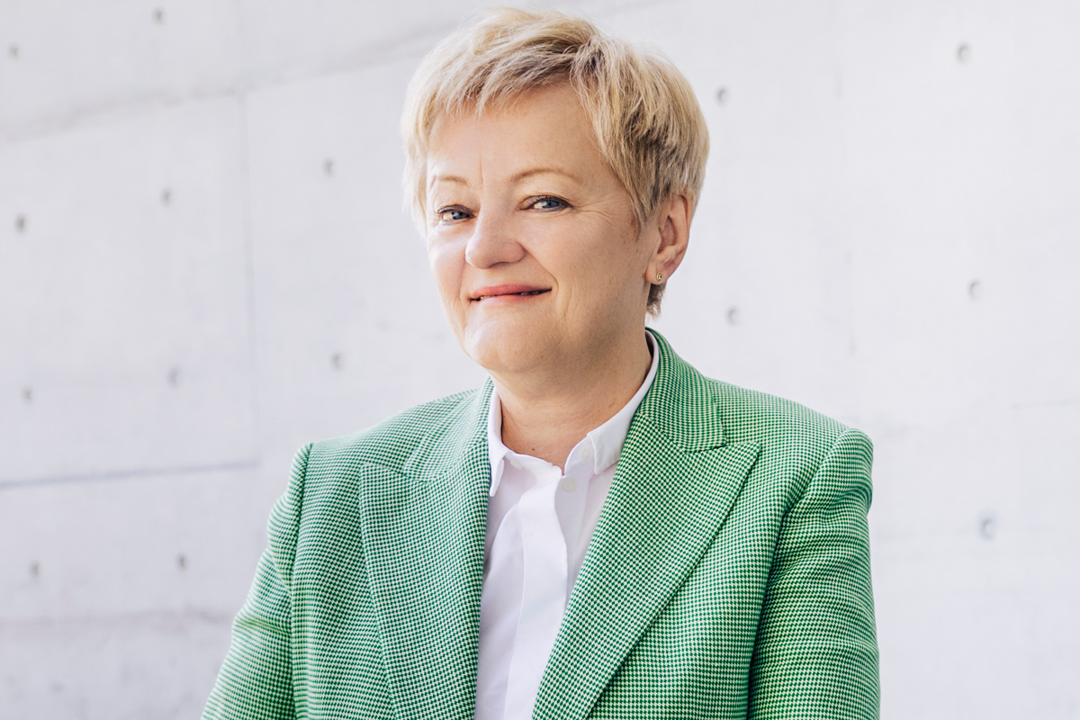 Portrait-Foto von Renate Künast. Renate Künast, Bundestagsabgeordnete und HateAid-Klientin, setzt sich mit uns vor dem Bundesgerichtshof in Karlsruhe für die Rechte aller Nutzenden ein. Copyright: Anne Hufnagl