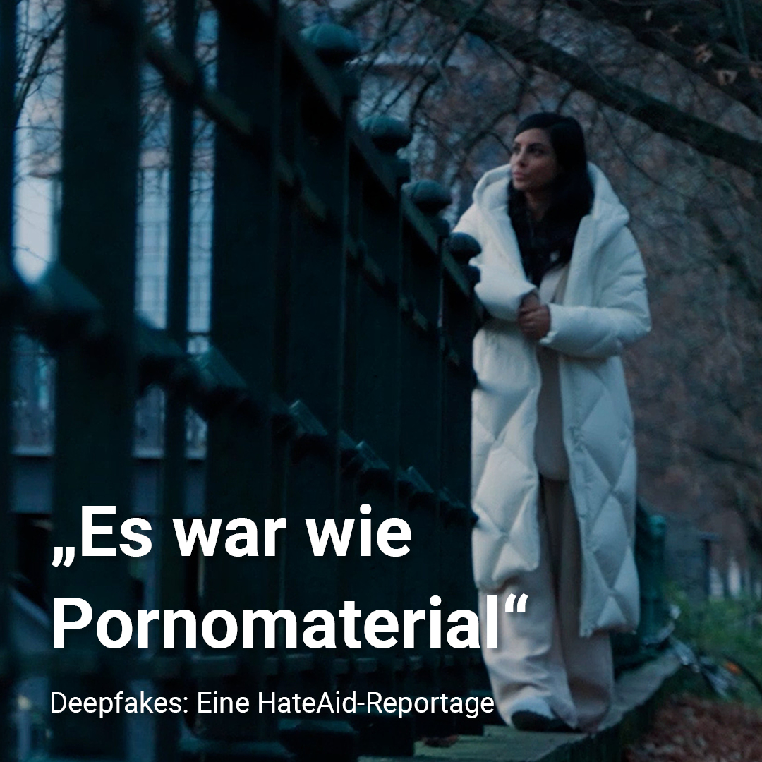 Das Bild zeigt eine Frau, die an einem Geländer steht und in die Ferne schaut. Auf dem Foto steht die Überschrift: „Es war wie Pornomaterial". Deepfakes: Eine HateAid-Reportage.