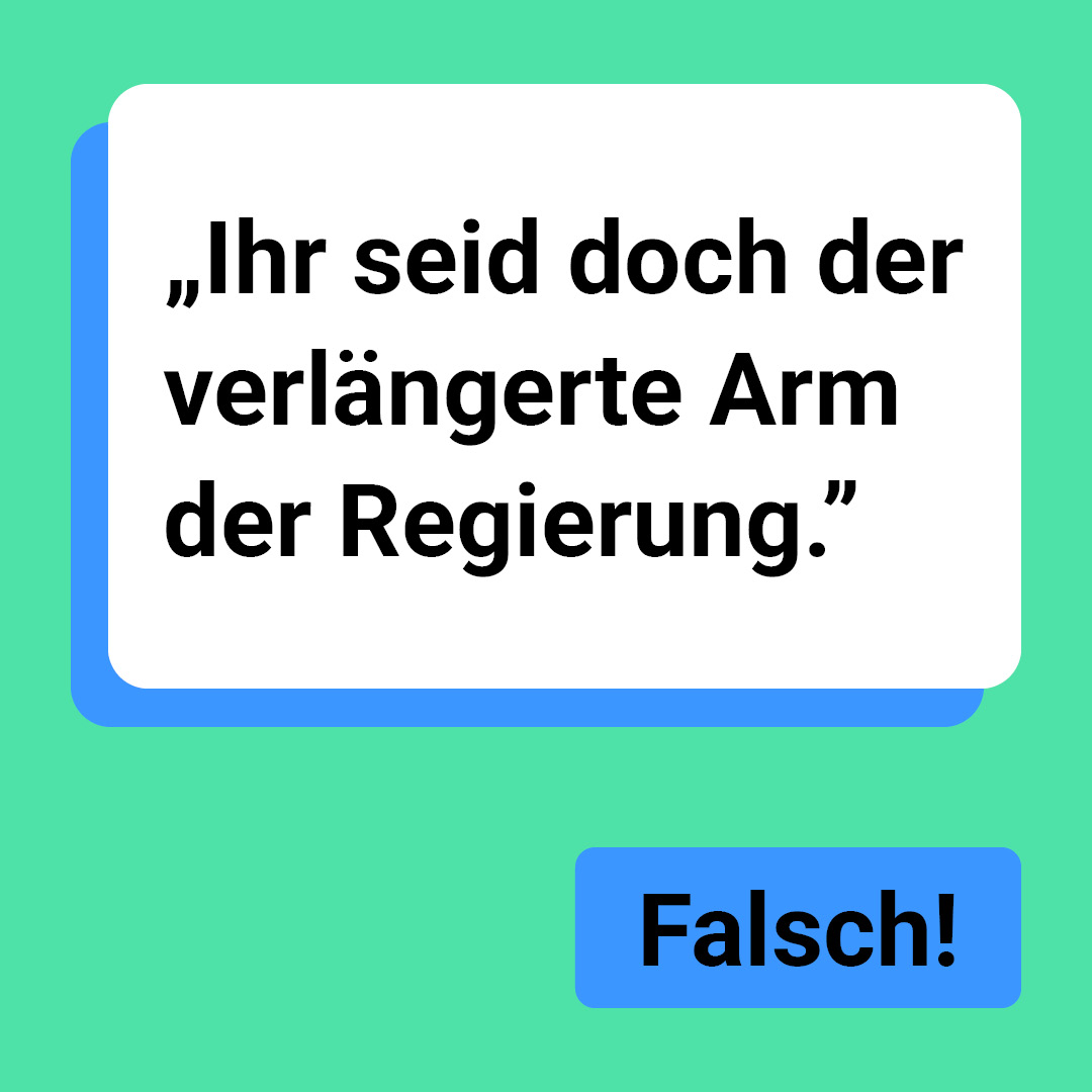 Auf der Grafik steht: „Ihr seid doch der verlängerte Arm der Regierung.” Rechts darunter steht: „Falsch!”