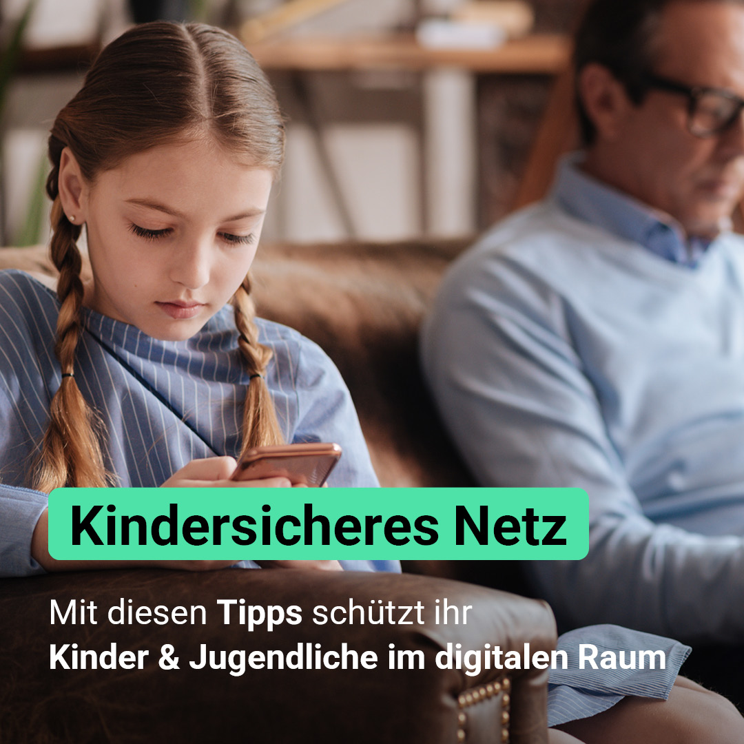 Ein Foto zeigt ein Kind mit Smartphone in der Hand auf dem Sofa, daneben ein Elternteil. Schwarze Schrift auf grünem Hintergrund: Kindersicheres Netz. Weiße Schrift: Mit diesen Tipps schützt ihr Kinder & Jugendliche im digitalen Raum.