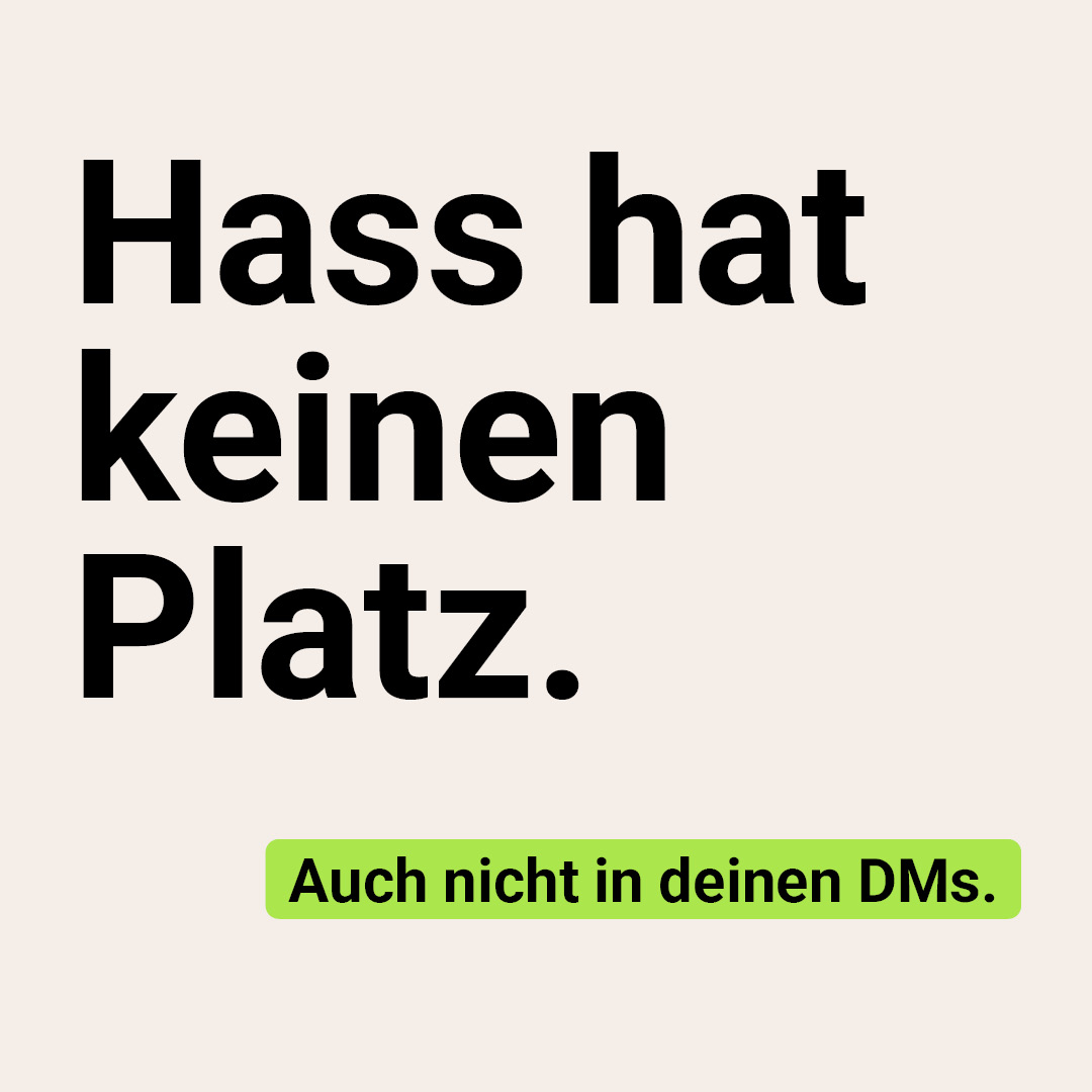 Auf der Grafik steht in großen schwarzen Buchstaben: Hass hat keinen Platz. Darunter steht kleiner und farbig hinterlegt: Auch nicht in deinen DMs.