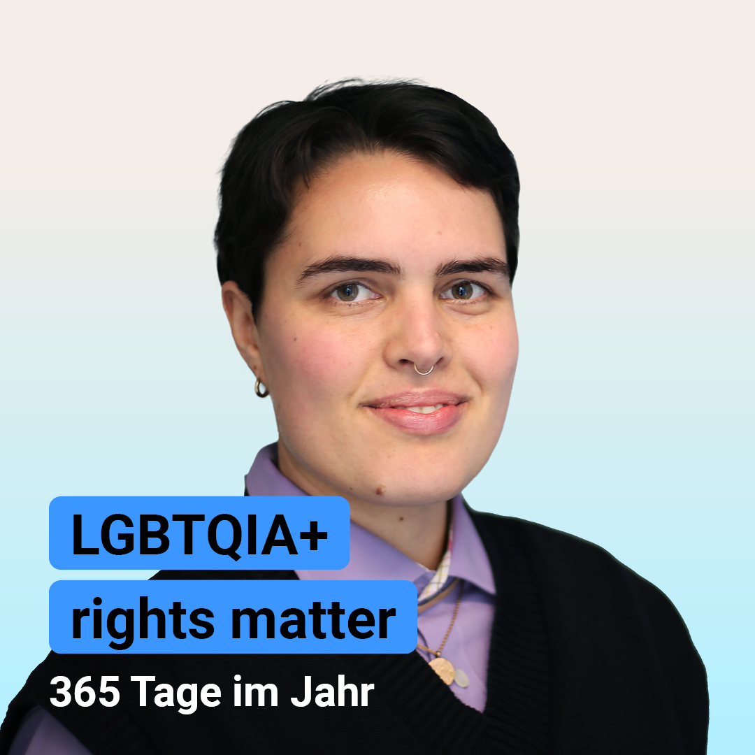 Auf der Grafik ist ein Portraitfoto einer Frau, die in die Kamera schaut und lächelt. Darunter steht: LGBTQIA+ rights matter. 365 Tage im Jahr.