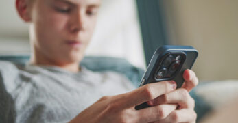 Person schaut auf ihr Handy