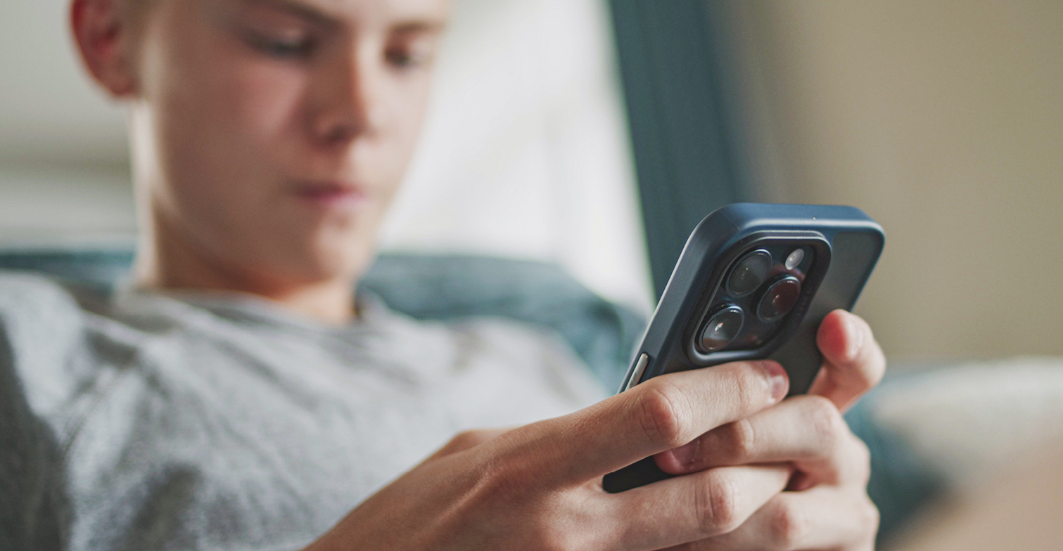 Person schaut auf ihr Handy
