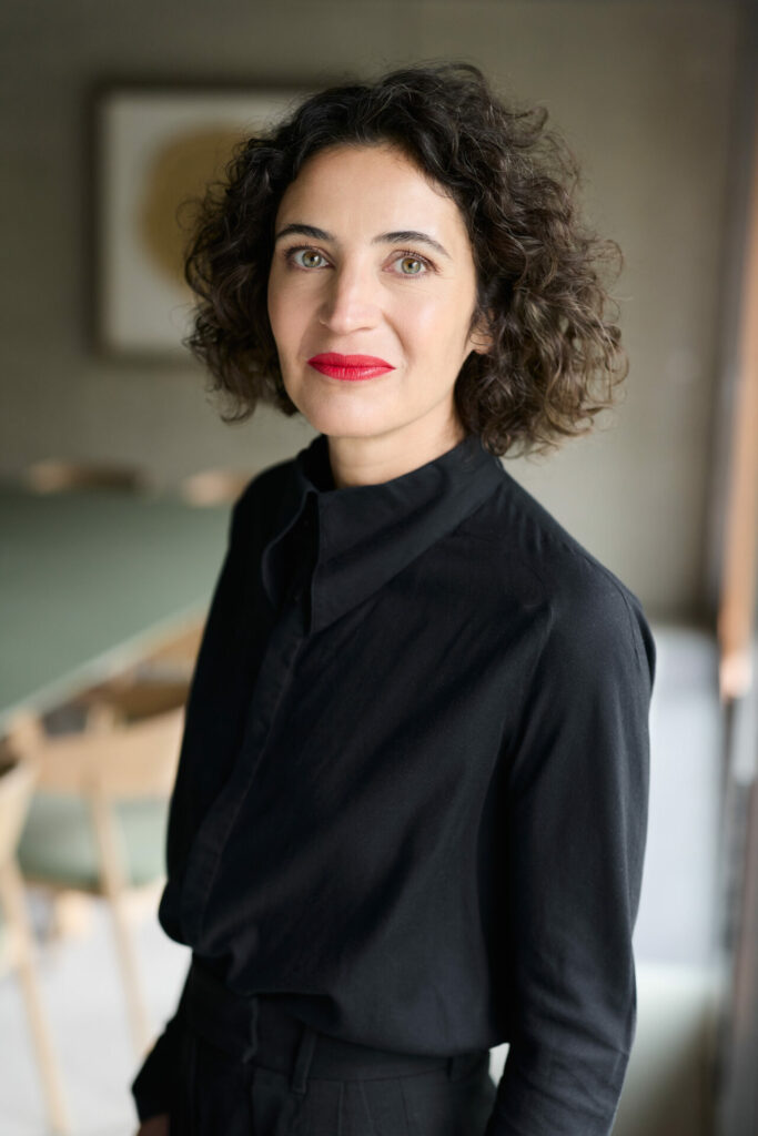 HateAid Team-Porträt Anna-Lena von Hodenberg stehend. Copyright: Sven Serkis