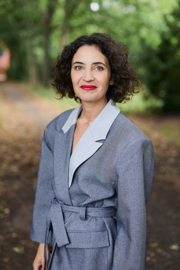 HateAid Team-Porträt Anna-Lena von Hodenberg stehend im Park. Copyright: Sven Serkis