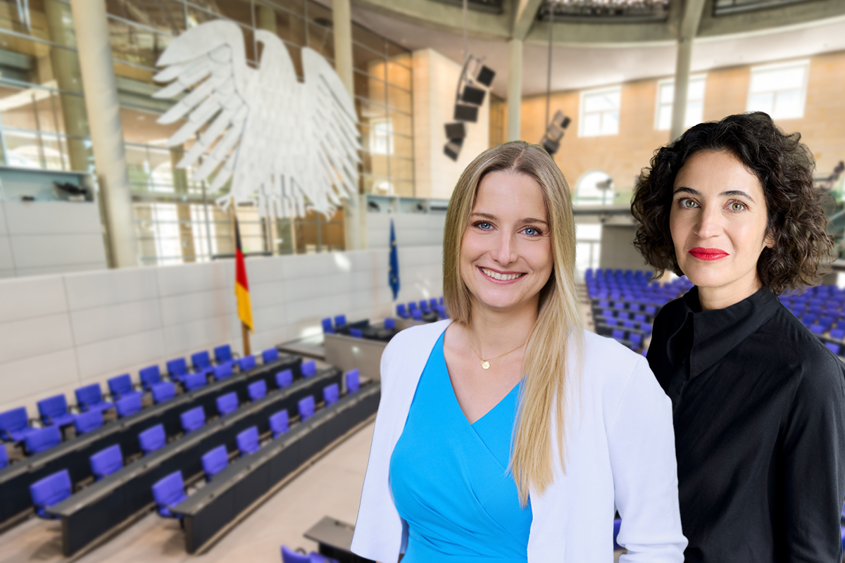 Das Bild zeigt die beiden Geschäftsführerinnen Josephine ballon und Anna-Lena von Hodenberg vor dem Plenarsaal im Deutschen Bundestag.