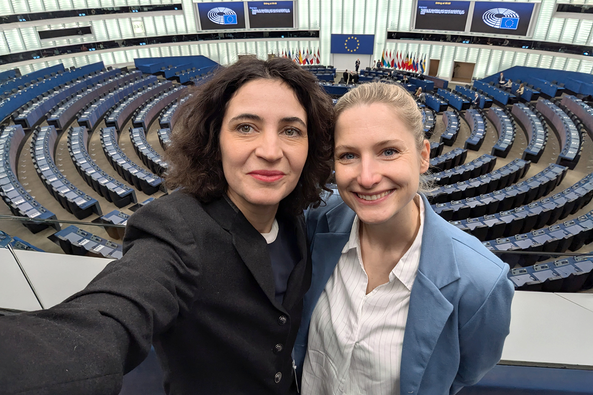 Das Bild zeigt Anna-Lena von Hodenberg und Josephine Ballon im EU-Parlament.