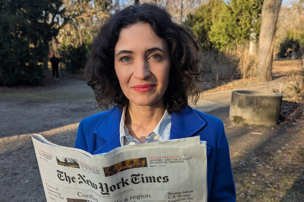 Das Bild zeigt Anna-Lena von Hodenberg mit der Tageszeitung "The New York Times" in der Hand.