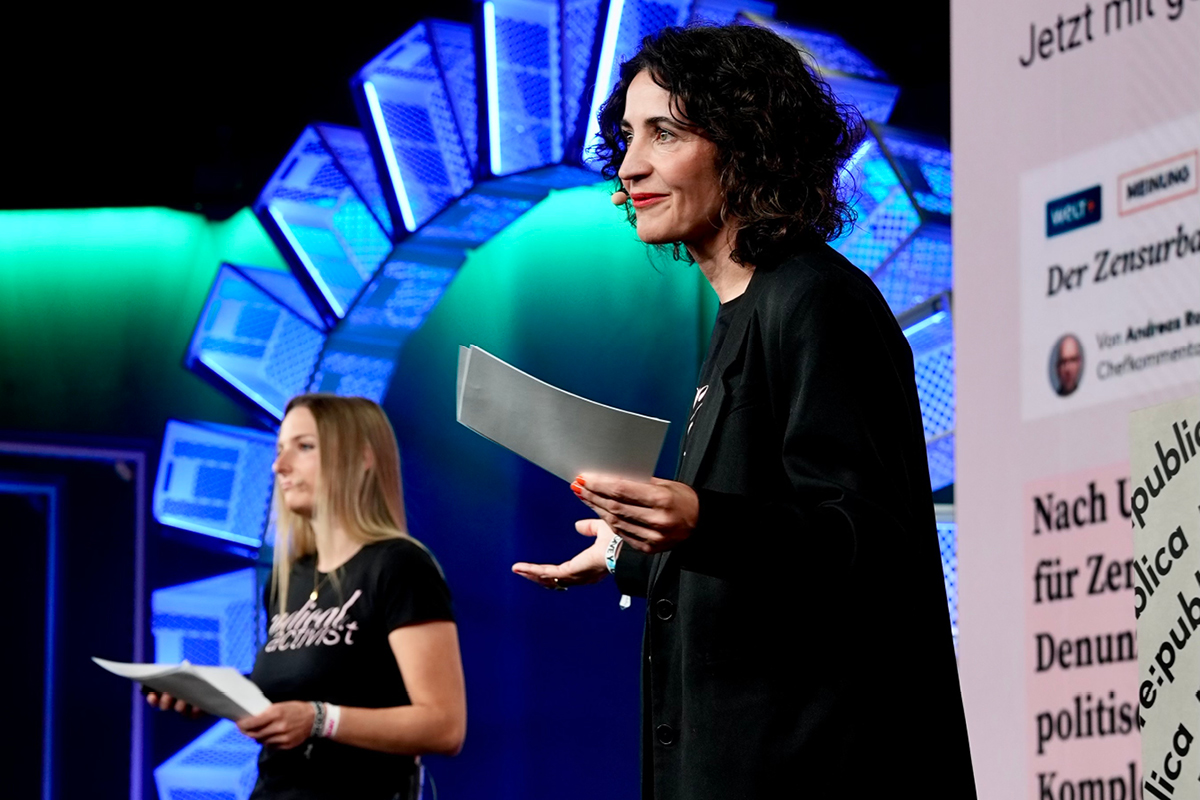 Anna-Lena von Hodenberg und Josephine Ballon während ihres Vortrags auf der Hauptbühne der re:publica 26