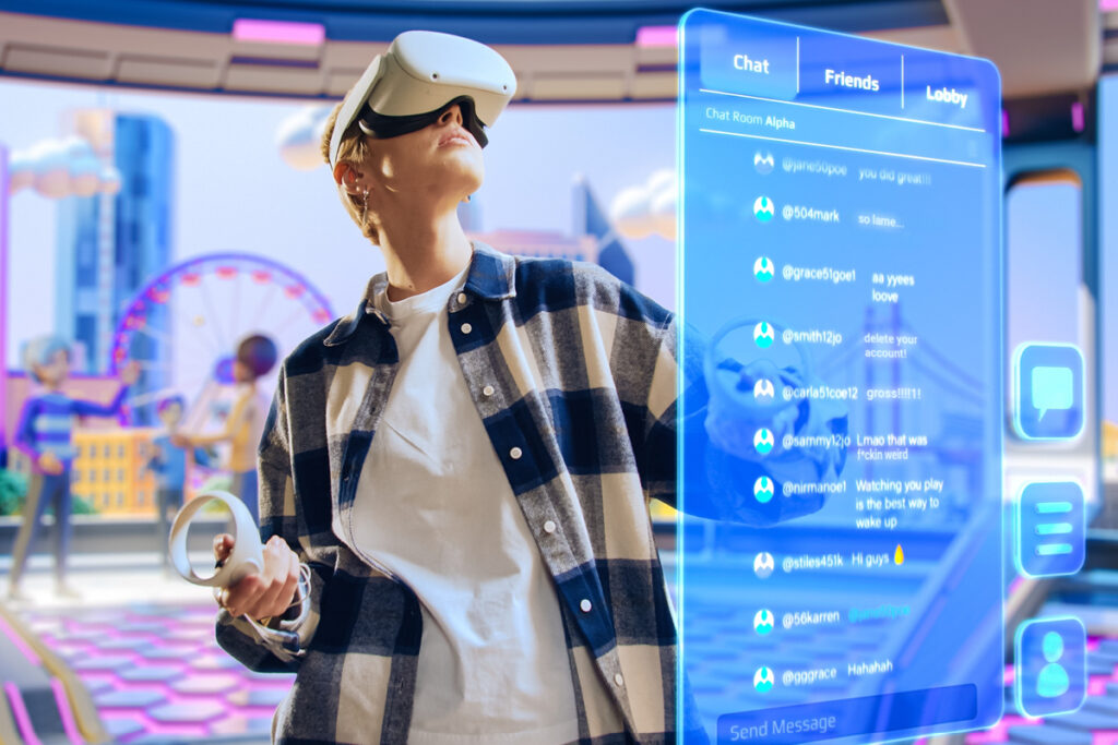Zu sehen ist eine Person, die eine VR-Brille trägt. Im Hintergrund wird ein Metaverse angezeigt. Vor der Person ist ein virtuelles Chatfenster zu sehen.
Copyright: Shutterstock/Gorodenkoff