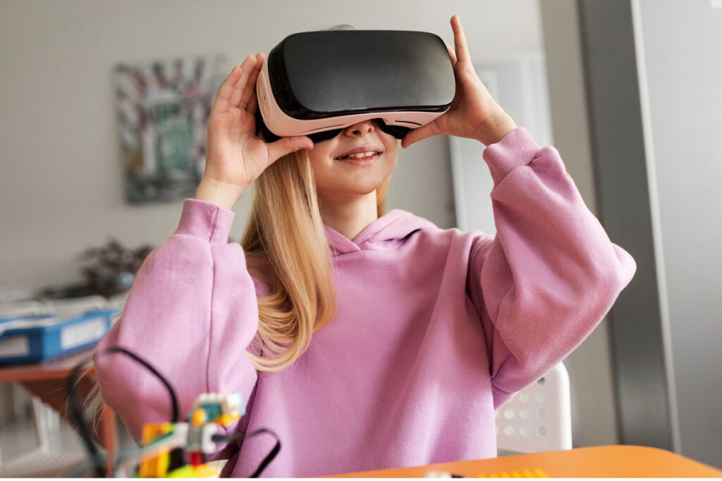 Zu sehen ist ein weibliches Kind, das eine VR-Brille trägt.
Copyright: Magnific