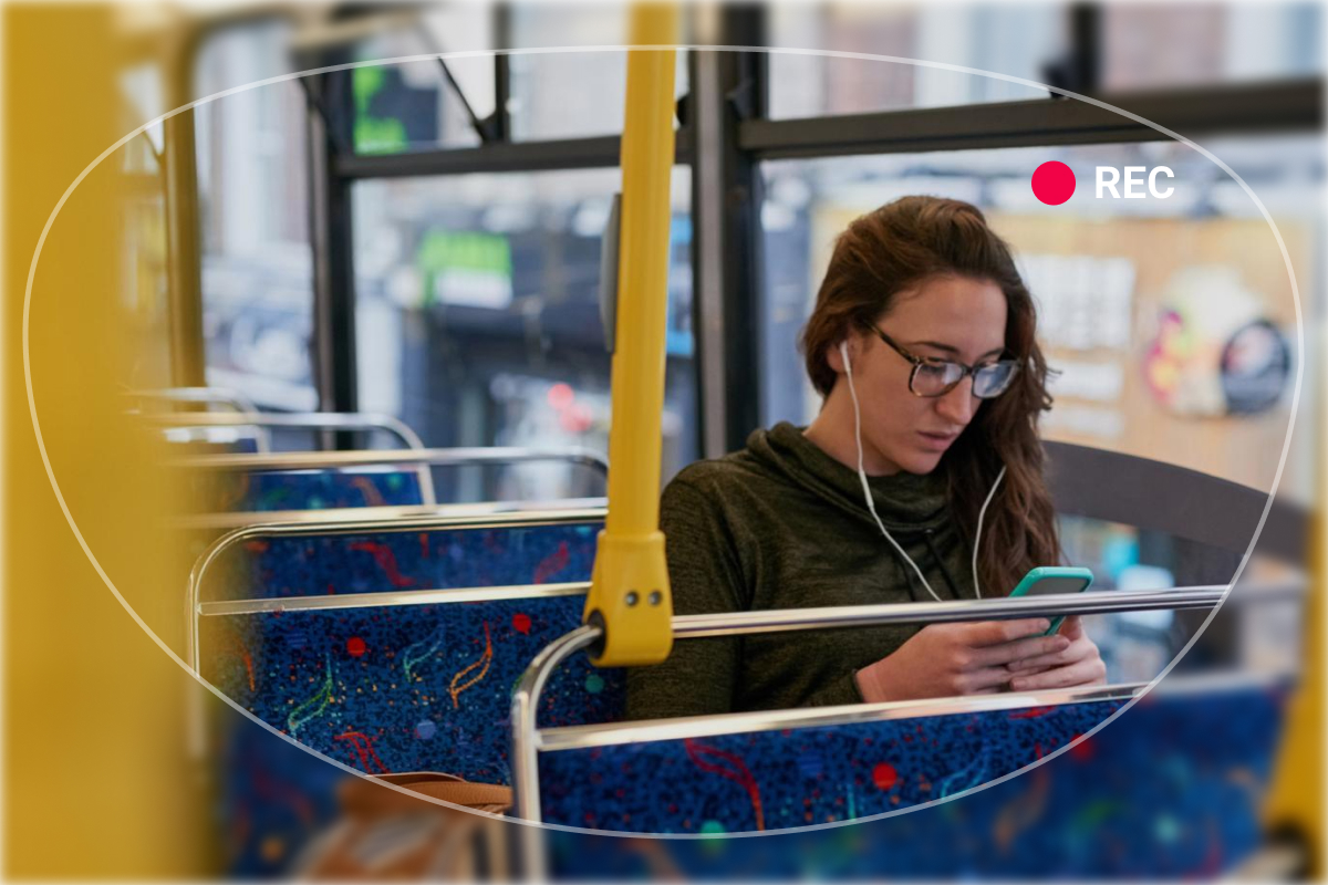 Zu sehen ist eine Frau in der Tram, die von einer Smart Glasses Videokamera aufgenommen wird